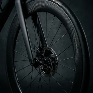 Explore the technology: close-up of the carbon fork